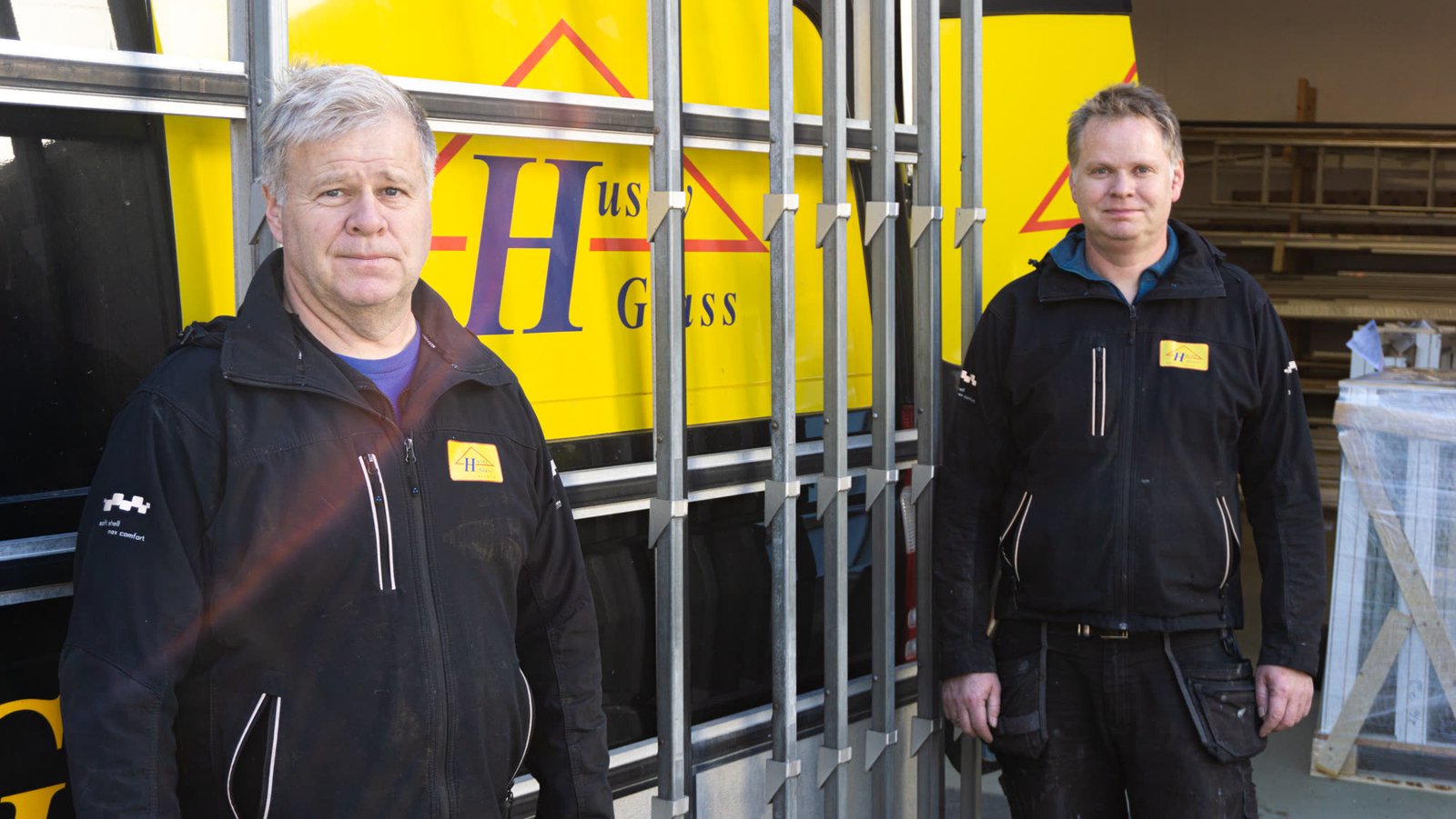 Leif Atle og Svein Olav foran den gule firmabilen med Husøy Glass-logoen