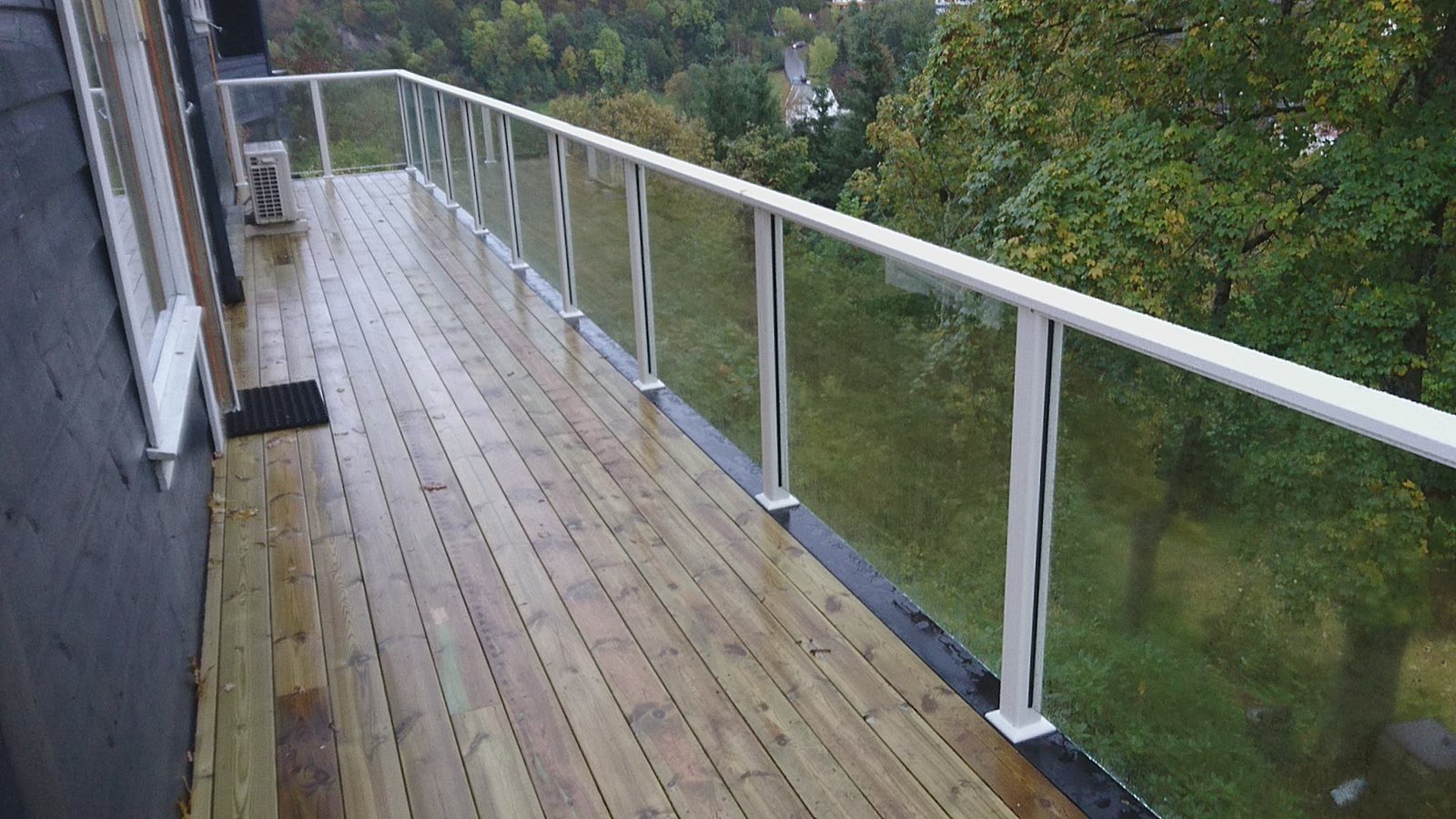 Glassrekkverk langs en lang terrasse
